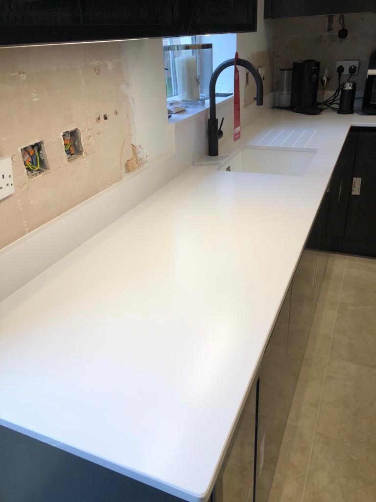 Black and white kitchen installation