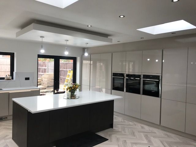 Black and white ceramic shiny kitchen